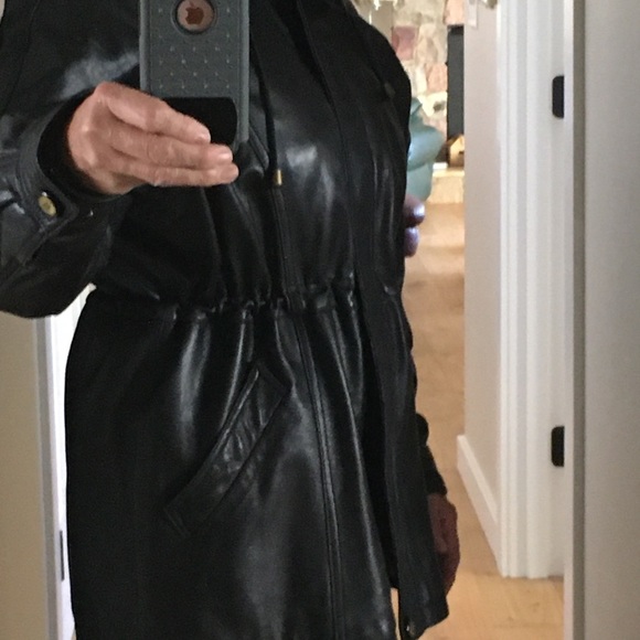 Leather winter coat with hood trimmed with real fur - Picture 4 of 11
